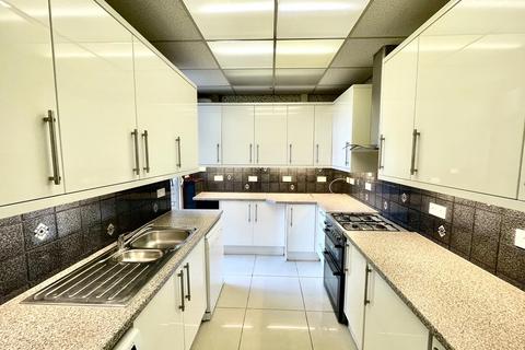 4 bedroom terraced house to rent, Waverley Road, London E18