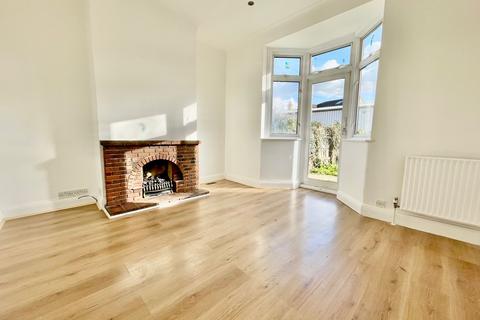 4 bedroom terraced house to rent, Waverley Road, London E18