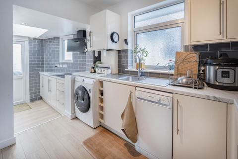 2 bedroom bungalow for sale, Cheshire Gardens, Chessington