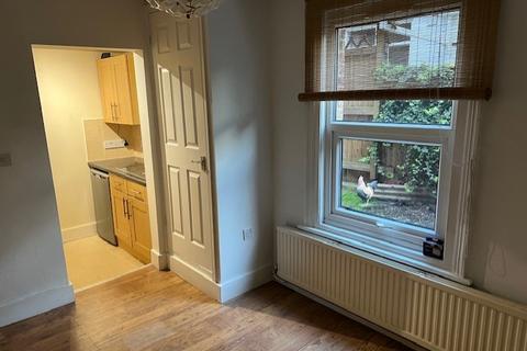 2 bedroom flat to rent, Queen Mary Road, London SE19