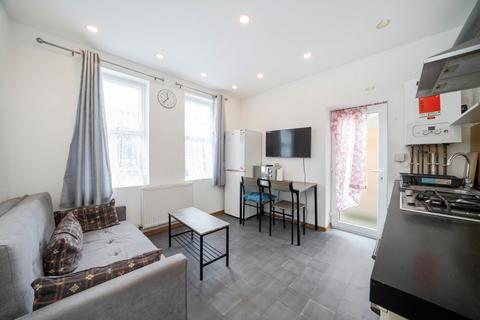2 bedroom maisonette to rent, Morieux Road, London E10