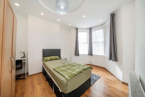 2 bedroom maisonette to rent, Morieux Road, London E10