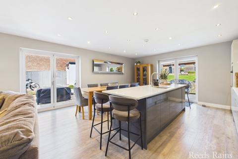 4 bedroom bungalow for sale, Spring Lane, Bridlington YO15