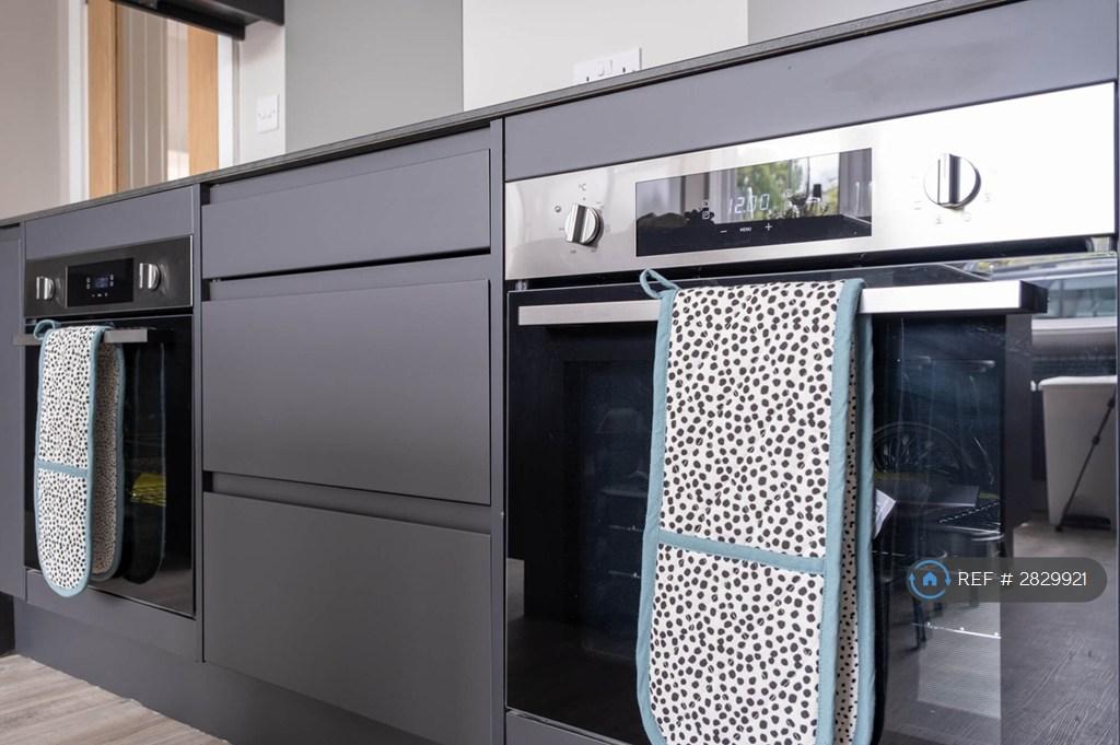 Communal Kitchen & Lounge