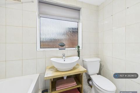 2 bedroom flat to rent, Methuen Close, Edgware, HA8