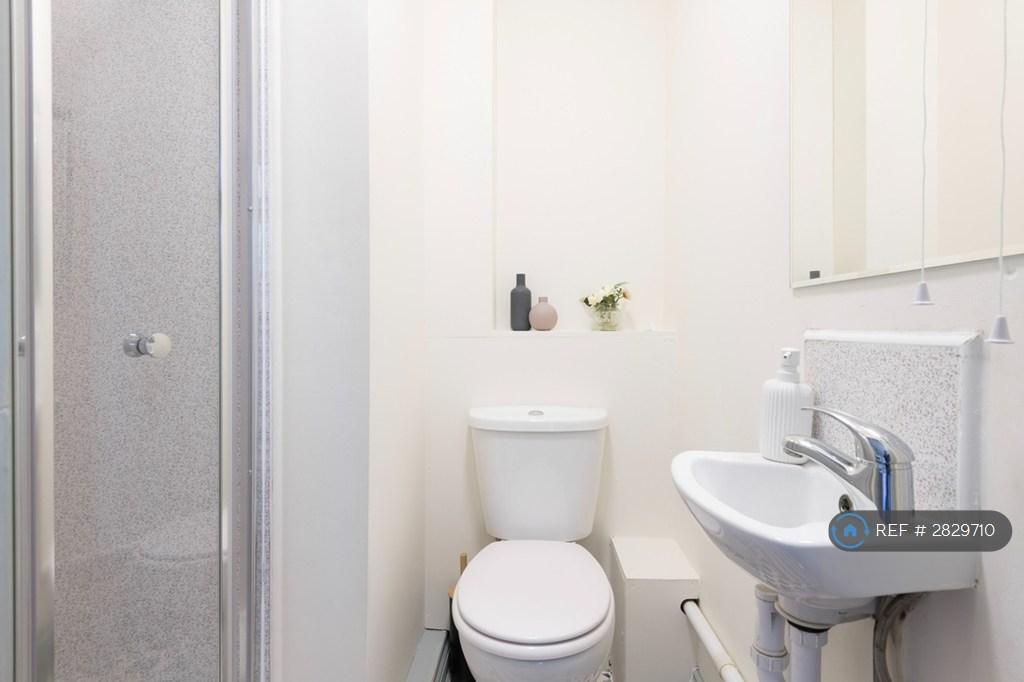 Ensuite To Room 1