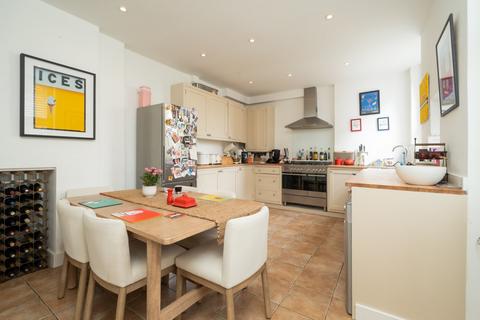 2 bedroom flat for sale, Disraeli Gardens, London