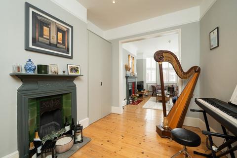 2 bedroom flat for sale, Disraeli Gardens, London