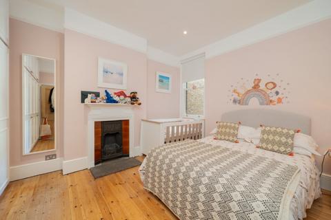 2 bedroom flat for sale, Disraeli Gardens, London