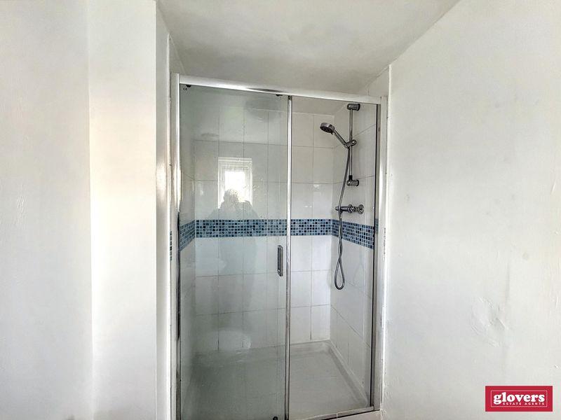 En suite shower...