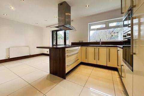 4 bedroom terraced house to rent, Chestnut Grove, Radcliffe