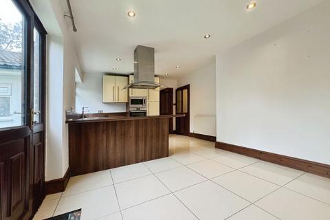 4 bedroom terraced house to rent, Chestnut Grove, Radcliffe