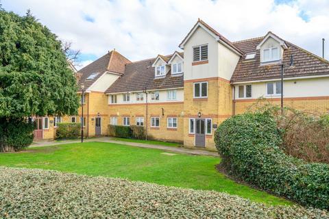 2 bedroom apartment to rent, Burn Close, Addlestone KT15