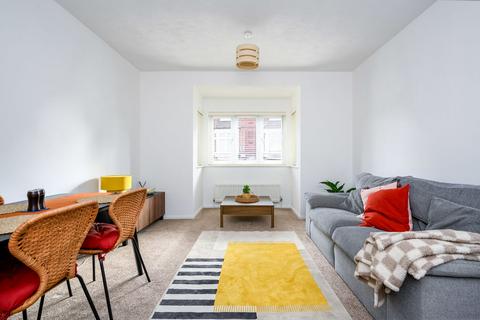 2 bedroom apartment to rent, Burn Close, Addlestone KT15