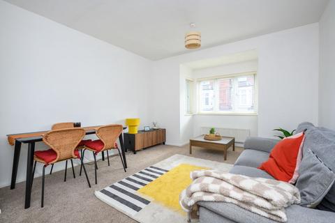 2 bedroom apartment to rent, Burn Close, Addlestone KT15
