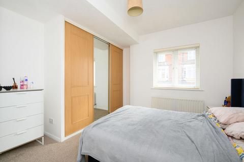 2 bedroom apartment to rent, Burn Close, Addlestone KT15