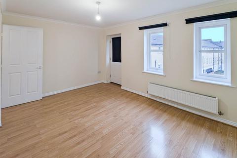 2 bedroom apartment to rent, Norwich Crescent, Romford Rm6