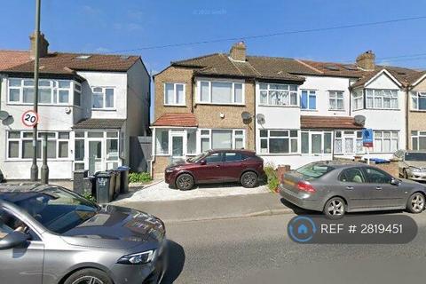 3 bedroom terraced house to rent, Grove Road, Mitcham, CR4