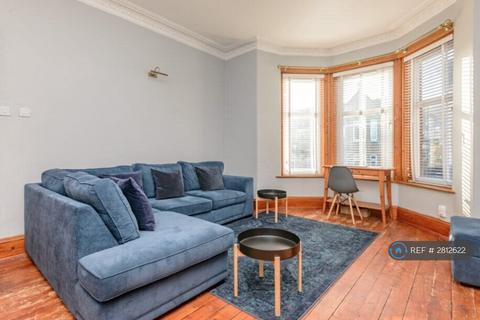 3 bedroom flat to rent, Willowbrae Road, Edinburgh, EH8