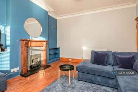 3 bedroom flat to rent, Willowbrae Road, Edinburgh, EH8