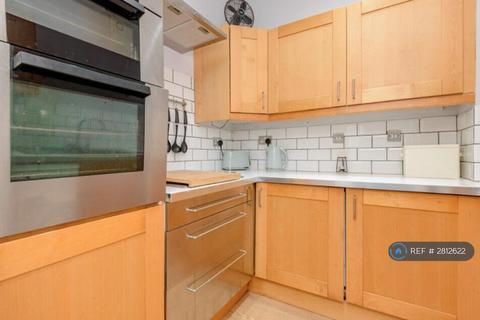 3 bedroom flat to rent, Willowbrae Road, Edinburgh, EH8