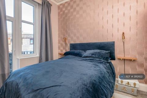 3 bedroom flat to rent, Willowbrae Road, Edinburgh, EH8