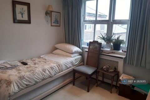 1 bedroom in a house share to rent, Timothy Close, London, SW4