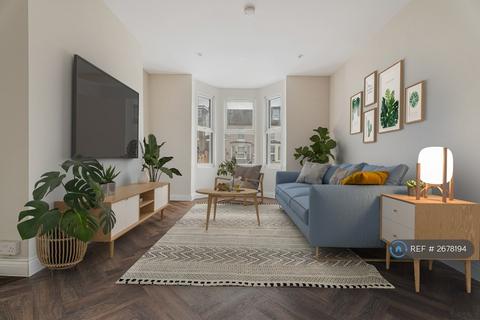 2 bedroom maisonette to rent, Friern Park, London, N12