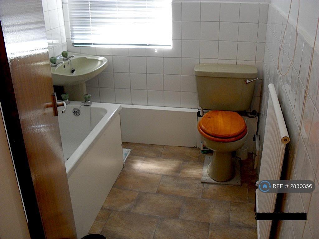 Modern Well Equipped Bathroom