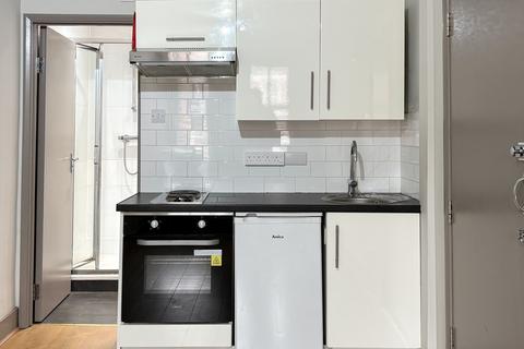 Studio to rent, Iverson Road