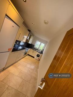 2 bedroom flat to rent, Gledwood Court, Edgware, HA8