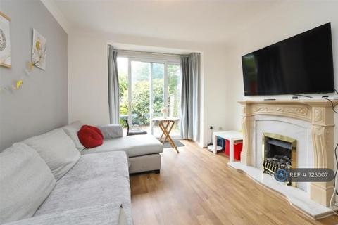 3 bedroom semi-detached house to rent, Ashdown Road, Uxbridge, UB10