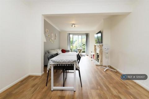 3 bedroom semi-detached house to rent, Ashdown Road, Uxbridge, UB10