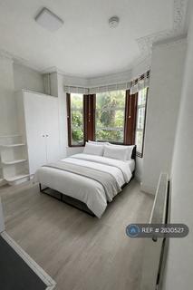 Studio to rent, Percy Road, London, W12
