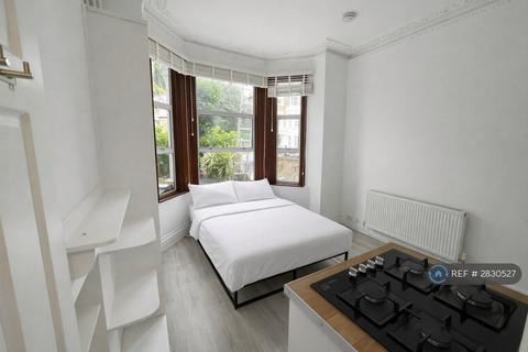 Studio to rent, Percy Road, London, W12