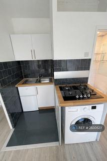 Studio to rent, Percy Road, London, W12
