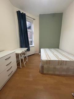 3 bedroom flat to rent, Rutland Park