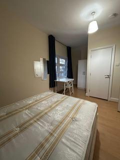 3 bedroom flat to rent, Rutland Park