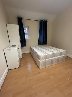 3 bedroom flat to rent, Rutland Park