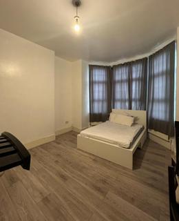 2 bedroom flat to rent, Chandos Road
