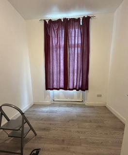 2 bedroom flat to rent, Chandos Road