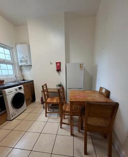 2 bedroom flat to rent, Chandos Road