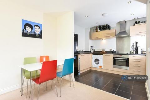 1 bedroom in a flat share to rent, William Court, London, SE25