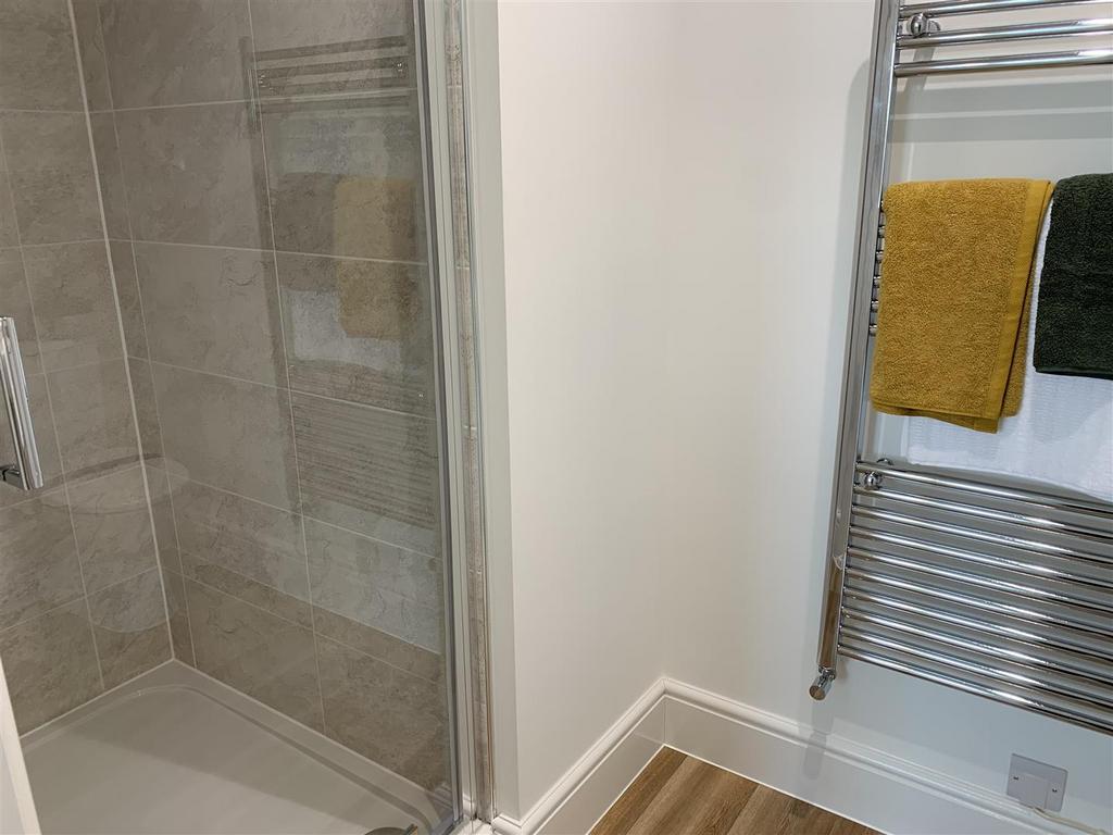 Ensuite b.jpg