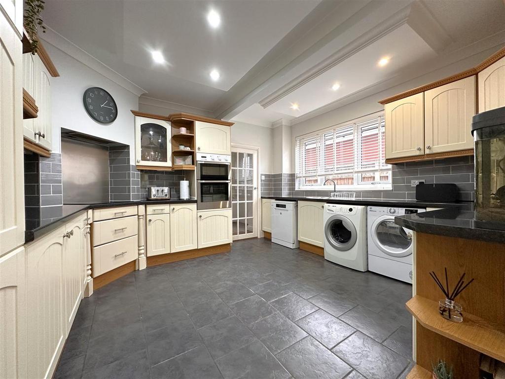 Expansive Kitchen 424