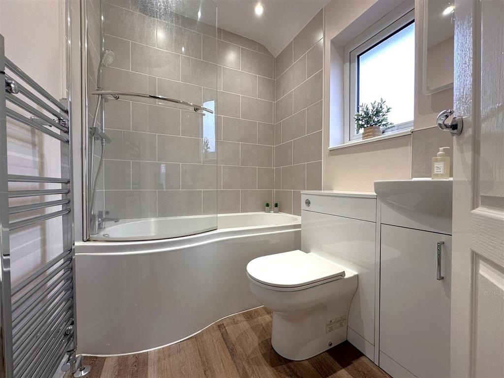 Stylish Contemporary Bathroom 536