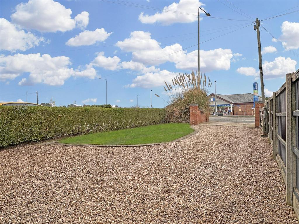 Extensive Gravelled Driveway 496
