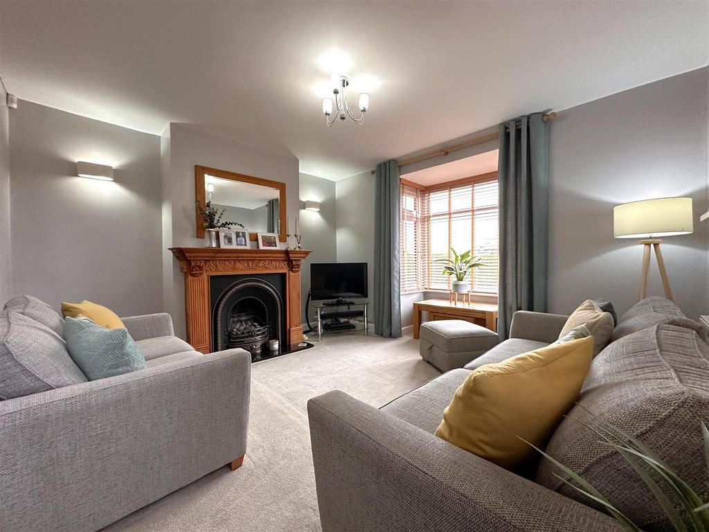 Bay-Fronted Lounge 395