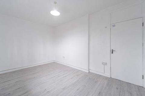 4 bedroom flat to rent, Lewisham Hill, Blackheath, London, SE13