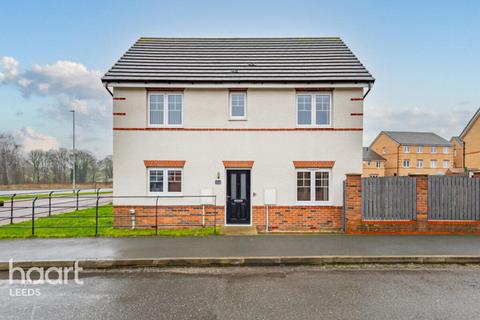 3 bedroom semi-detached house for sale, STAITHES Drive, Wakefield